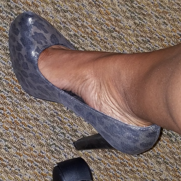 *SOLD* โณ Guess Cheetah Print Heels โณ - Picture 5 of 7